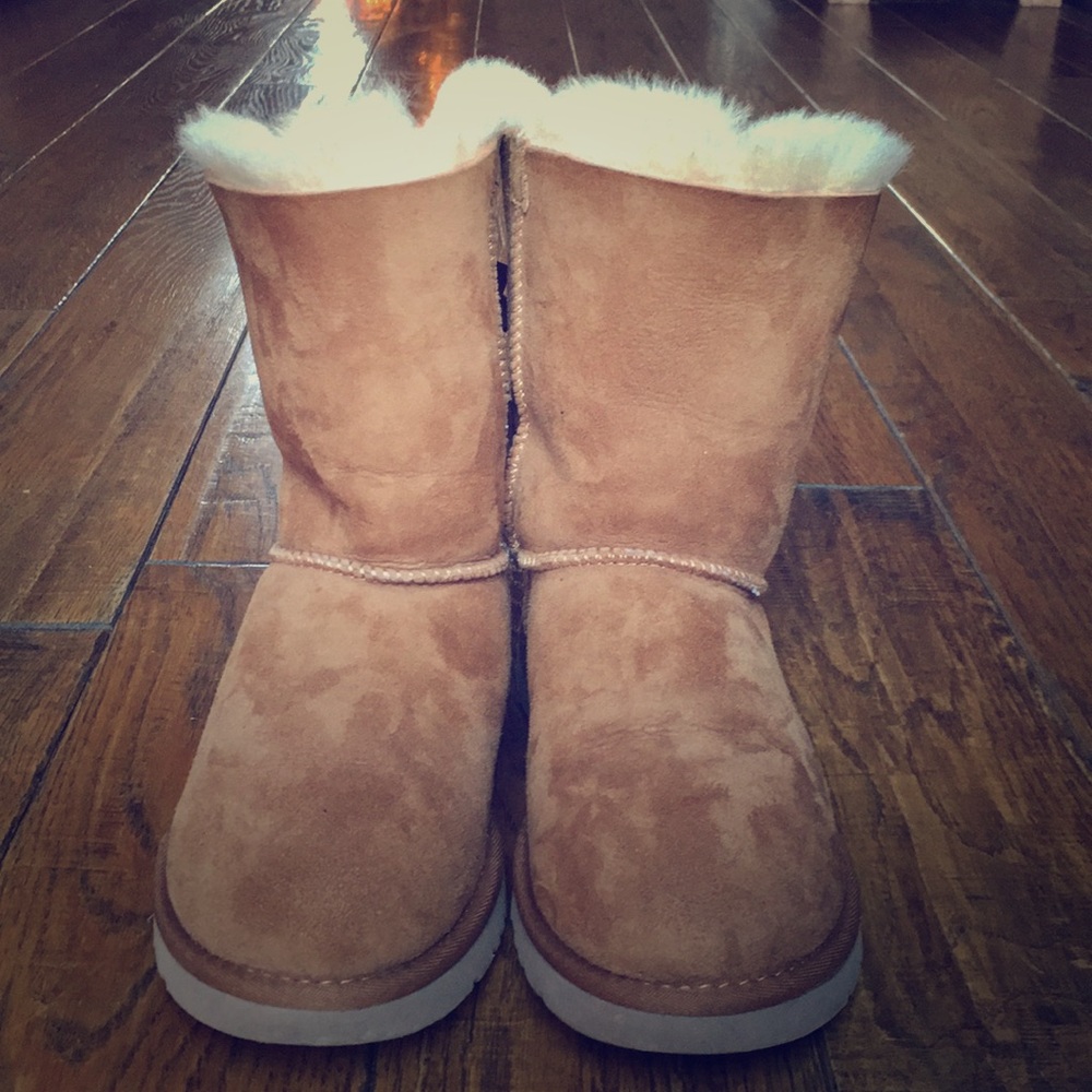 UGG Bailey Bow Chestnut Brown Lightly Worn  Size 7